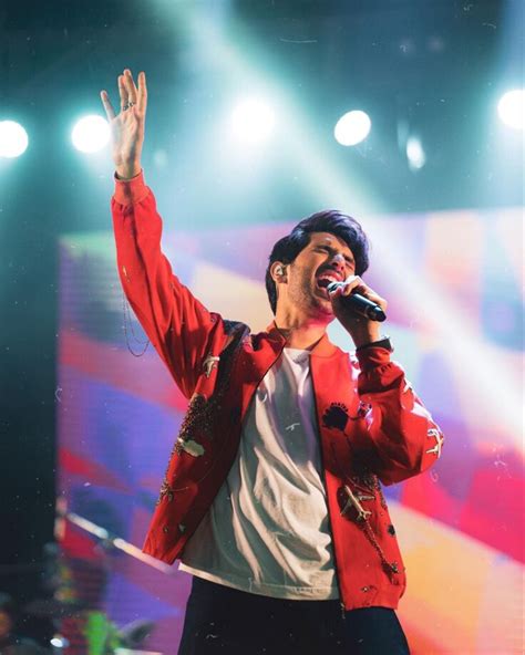 Armaan Malik Enjoys Stage Life From Last Night Concert; Fans Can't ...