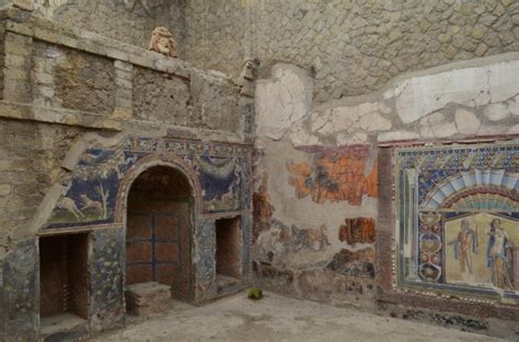 Fresco depicting gladiator battle discovered in Pompeii tavern