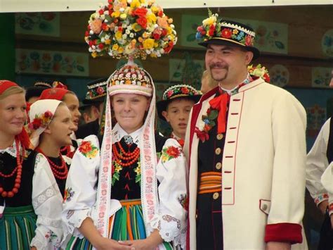 20+ Traditional Wedding Outfits from Around the World (With images) | Polish wedding ...