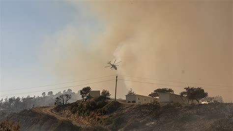 Rhodes wildfire forces thousands of evacuations, tourists flee