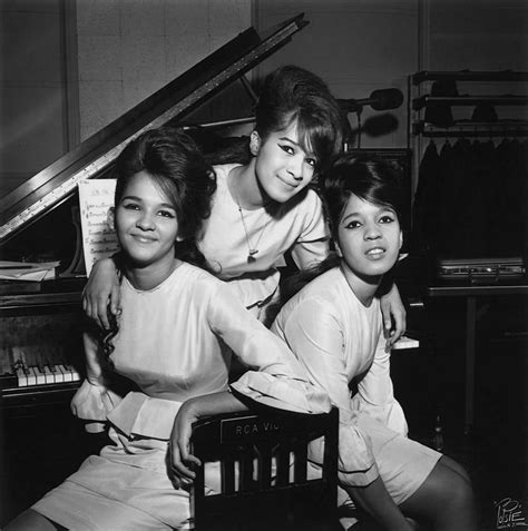 30 Fascinating Vintage Photographs of The Ronettes in the 1960s | Vintage News Daily