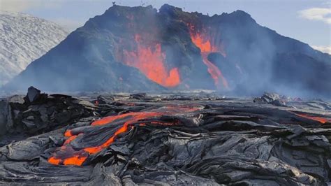 Video Iceland’s active volcano becomes a tourist hotspot - ABC News