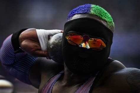 Why does USA shot putter Raven Saunders wear a mask at the Olympics ...