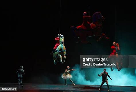 O (Cirque Du Soleil) Photos and Premium High Res Pictures - Getty Images