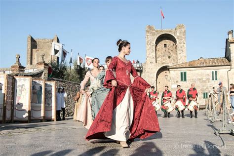 Monteriggioni gets ready for the new edition of the 1st Italian Medieval Festival. ⋆ ...