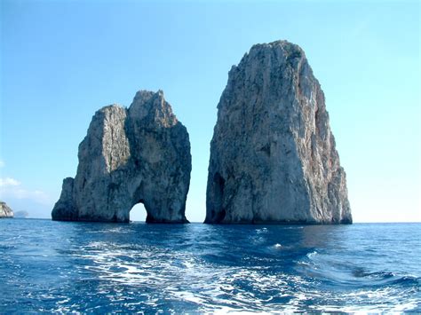 File:Capri skaly Faraglione.JPG - Wikimedia Commons