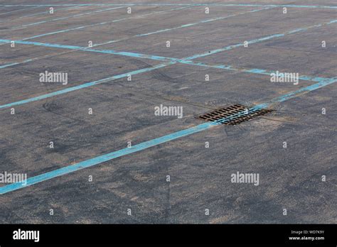 Parking lot markings hi-res stock photography and images - Alamy