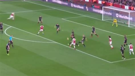 Arsenal vs. Burnley score: Mesut Ozil pulls off ridiculous pass to set ...