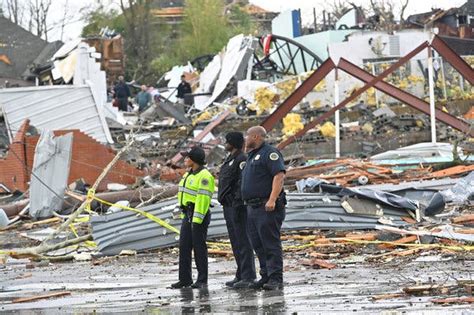 Tornadoes Kill 25 in Tennessee, Shredding Buildings in Nashville Area - The New York Times