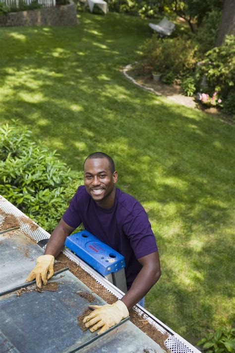 How to Repair an Asphalt Shingle Roof With Tar Paper