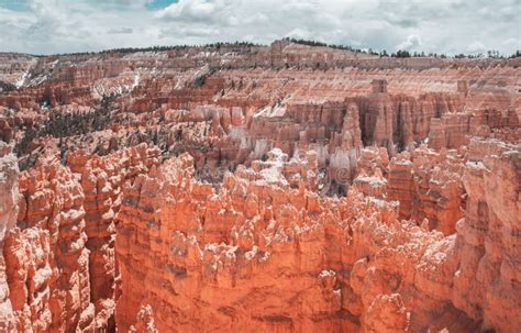 Natural Amphitheater and Pinnacle Rock Formation in Bryce Canyon National Park, Utah, USA Stock ...