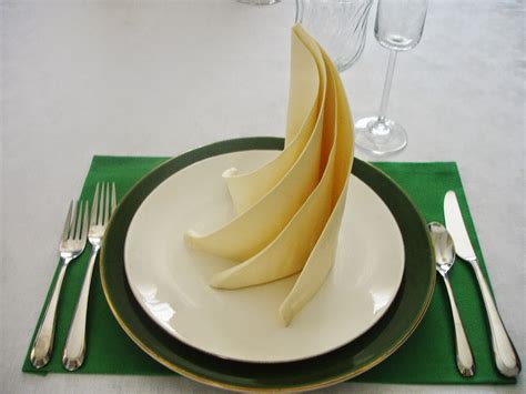 In and Out of the House: SWIRL NAPKIN FOLDING - 4 FOLDS