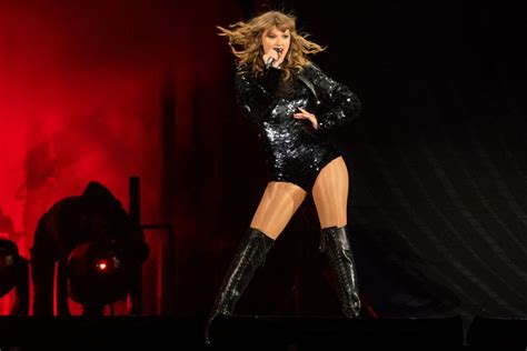 TAYLOR SWIFT Performs at Reputation Tour in Seattle 05/22/2018 – HawtCelebs