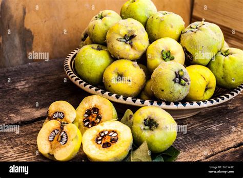 Fruta de membrillo sobre fondo de madera. Cosecha de frutos de otoño ...