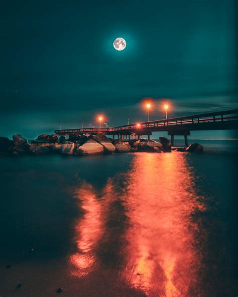 Moon Reflection On Water Pictures | Download Free Images on Unsplash