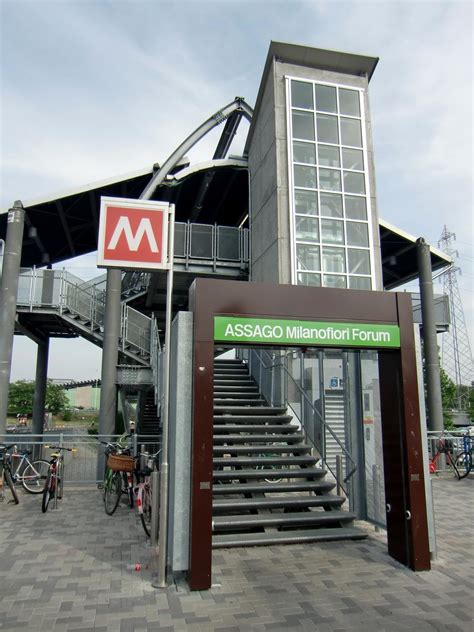 Assago Milanofiori Forum Metro Station (Assago, 2011) | Structurae