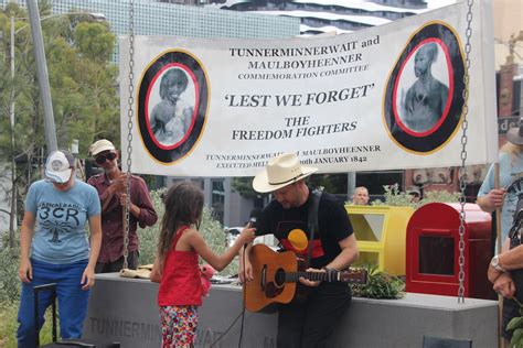 Les Thomas sings a song to remember the freedom fighters a… | Flickr