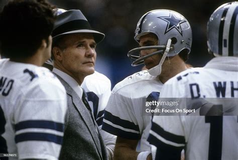 CIRCA 1970's: Head coach Tom Landry of the Dallas Cowboys talks with ...