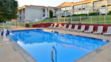 Last Minute Discount at Red Roof Inn & Suites Newark | HotelCoupons.com