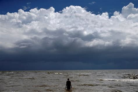 Powerful Storm Makes Landfall on the Gulf Coast - The New York Times