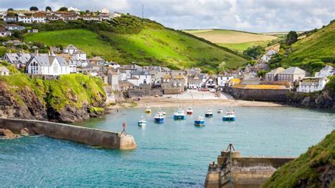 Doc Martin village 'at flooding risk' from crumbling harbour - BBC News