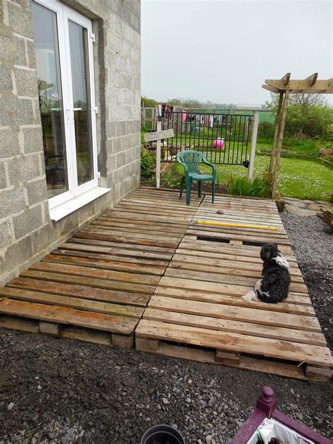 The Tenacious Gardener!: DIY pallet wood decking