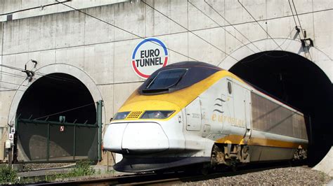 Calais, son Eurotunnel, ses touristes et ses immigrés - RTBF Actus