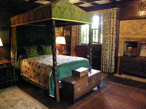 Tudor bedroom. Bedroom Green, Room Ideas Bedroom, Large Bedroom, Medieval Bedroom, Medieval ...