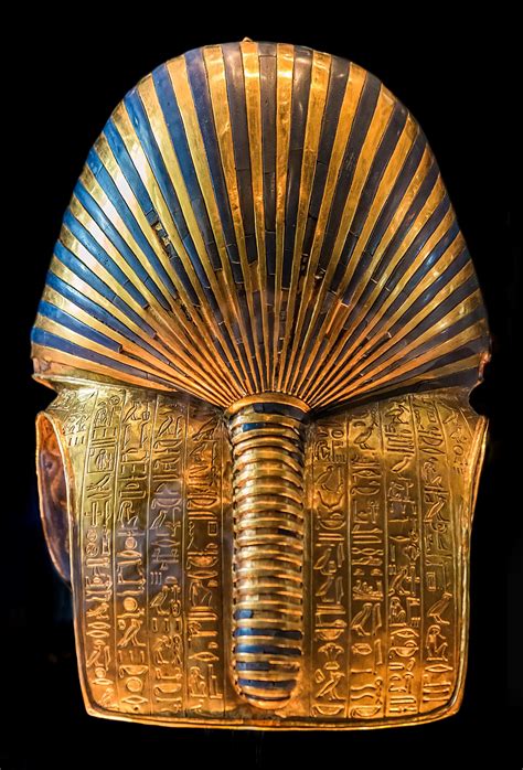 A different angle of the famous burial mask of Egyptian Pharaoh ...