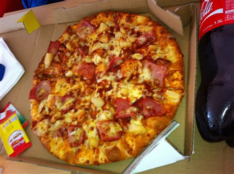 Hawaiian pizza with jambon and pineaple - Domino's pizza | Hawaiian ...