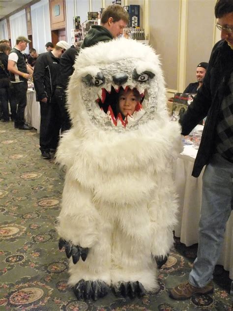 WampaDude.com - My Wampa Blog: Check out this amazing Wampa costume!