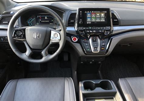 Living the Minivan Life in the 2021 Honda Odyssey | Drive Mode