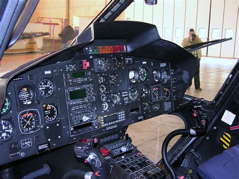 Aérospatiale AS350 BB Écureuil - Cockpit