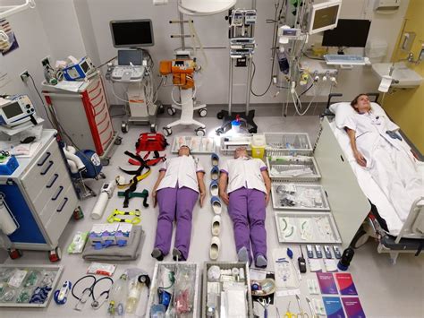 Everything inside a Dutch hospital emergency room (#TetrisChallenge) [2000x1500] : ems