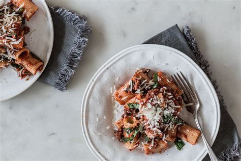 RED WINE BOLOGNESE WITH RIGATONI — L | E