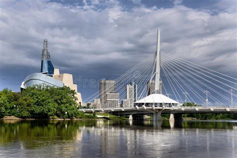 Winnipeg Skyline stock image. Image of esplanade, manitoba - 88790415