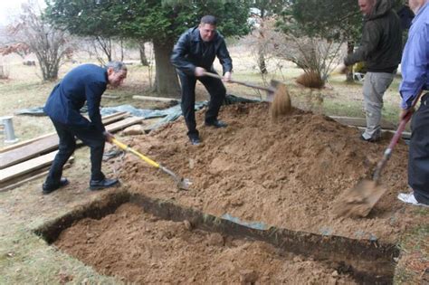 Digging graves by hand a dying art