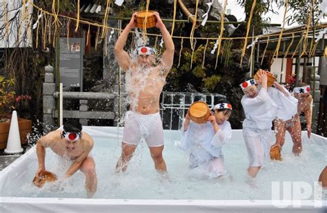 Photo: The cold-water endurance ceremony in Tokyo - TKP2020011824 - UPI.com