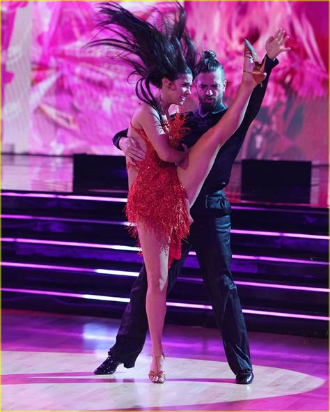 Charli D'Amelio Receives Highest Score for 'DWTS' Week 1, BF Landon ...