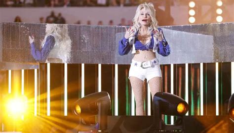 Dolly Parton wows crowd in Dallas during Thanksgiving Halftime Show