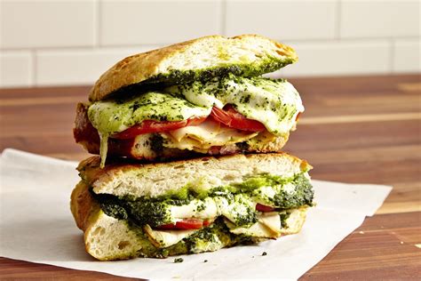 Turkey, Mozzarella, and Kale Pesto Panini | Recept | Lekker eten, Recepten, Broodjes