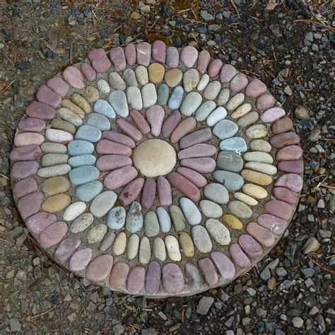 Pretty | Stepping stones diy, Mosaic stepping stones, Mosaic stepping stone