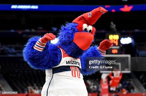 New York Knicks Mascot Photos and Premium High Res Pictures - Getty Images