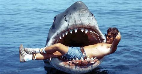 Funny Snaps of a Young Steven Spielberg Relaxing Between Takes While Shooting ‘Jaws’ in 1974 ...