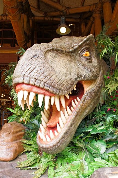 T-Rex Statue in Jurassic Park Editorial Photo - Image of circuit, adult: 94862896