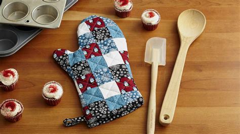 Holiday Oven Mitt | AllPeopleQuilt.com