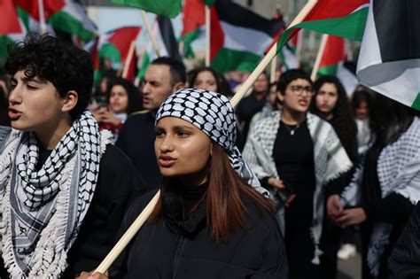 Thousands march to commemorate Palestinian Land Day in Israel, Gaza ...