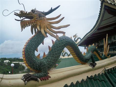 Dragon's statue at the Taoist Temple