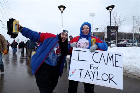 Bills vs Chiefs: Fans tailgate, Taylor Swift arrives in Buffalo