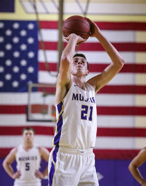 Photos: Clinton basketball at Muscatine | High School Boys Basketball - QCVarsity.com | qctimes.com